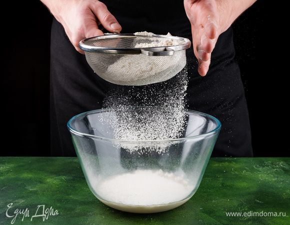 Приготовьте тесто для пиццы. Просейте муку.