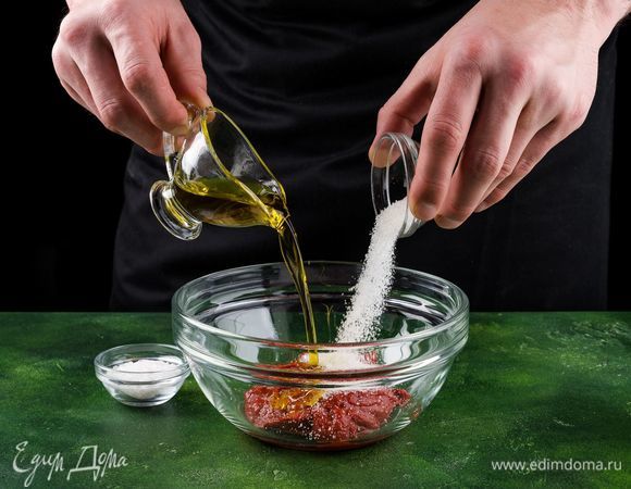 Тем временем приготовьте соус для пиццы. Для этого смешайте все ингредиенты.
