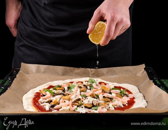 Выложите морепродукты, сбрызните их лимонным соком.