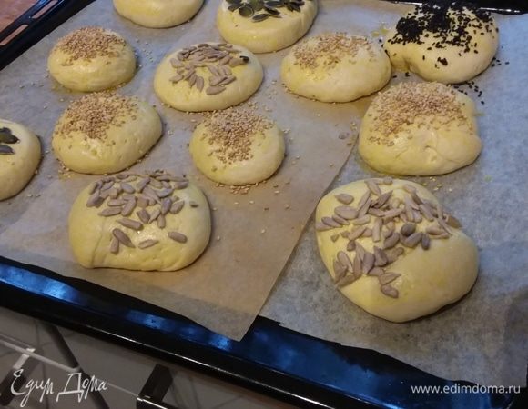 Булочки смазать яичным желтком с молоком или водой и посыпать семечками, кунжутом или семенами льна.