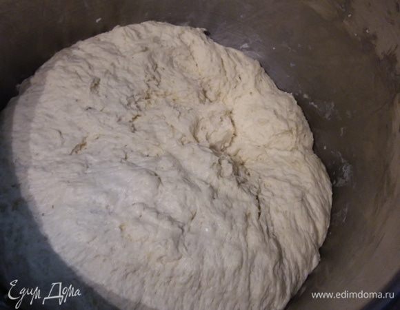 Альтернативные методы. Вариант второй: после того, как вы замесили тесто, оставьте его под пленкой при комнатной температуре на 60 минут на расстойку. Затем сформируйте булочки (как указано в шаге 2 и 3), выложите на противень, накройте пленкой и в таком виде отправьте в холодильник. На следующий день с утра оставьте булочки на 30 минут для адаптации при комнатной температуре и выпекайте. К сожалению, противень не помещается в мой холодильник, и я иногда использую третий альтернативный вариант. Я ставлю тесто в холодильник прямо в чаше комбайна, а с утра формирую булочки. Здесь на фото тесто после ночной расстойки.