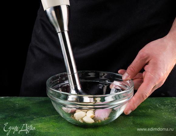 Перец халапеньо очистите от семян. Положите в блендер. Добавьте чеснок и лук-шалот. Измельчите.