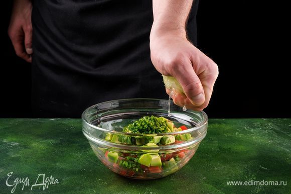 Выложите овощи в миску. Приправьте соком лайма, солью и измельченным зеленым луком.