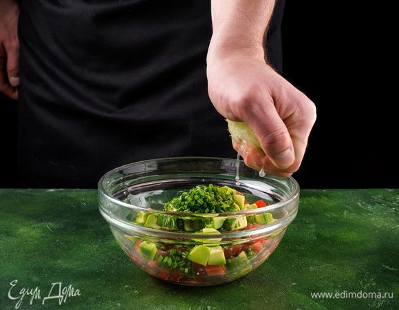 Выложите овощи в миску. Приправьте соком лайма, солью и измельченным зеленым луком.
