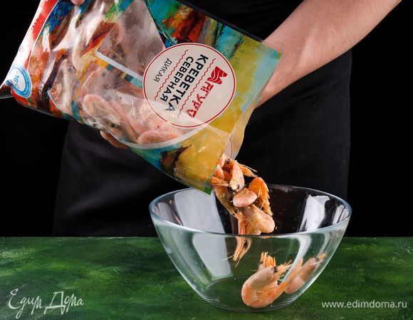 Северную креветку ТМ «Магуро» разморозьте промойте и очистите.<br />
 