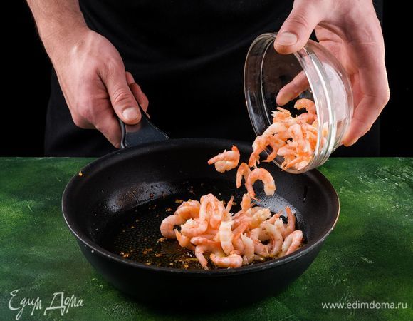 Смешайте креветки с солью, молотым перцем чили и оливковым маслом и обжарьте креветки на разогретой сковороде по 1–2 минуты с каждой стороны. Лепешки разогрейте на сковороде.