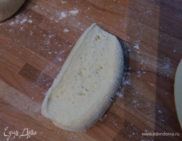 Вот какое дырчатое тесто с легким кисловатым запахом творога у меня получилось. Надеюсь, я вас не окончательно запутала. Формировать, украшать и выпекать булочки, как показано ранее.