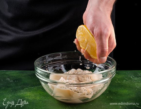 Замариновать в лимонном соке с солью и перцем