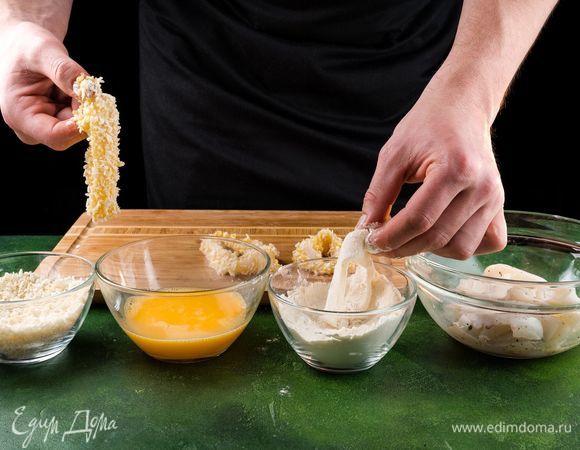 Яйца взбить. Сначала кольца кальмара обваливаем в пшеничной муке, затем в яйце и в панировочных сухарях. Оставляем на некоторое время, чтобы панировка подсохла.