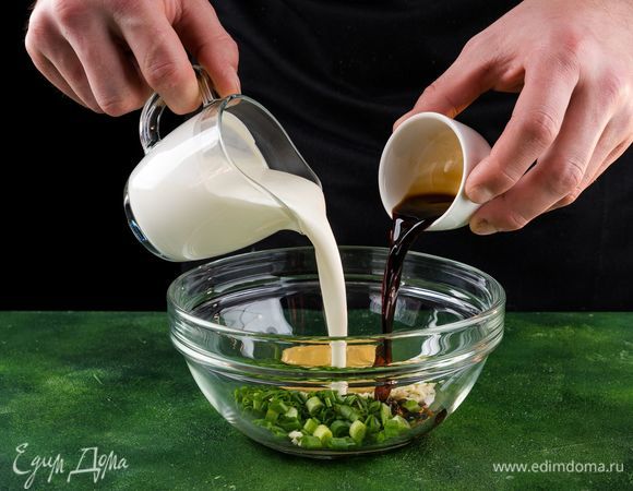 Для соуса нарезаем лук зеленый лук, добавляем домашние сливки, измельченный чеснок, горчицу и соевый соус. Все тщательно перемешиваем.