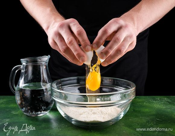 Заранее готовим кляр для жарки креветок. В муку вливаем пиво или минеральную воду и вбиваем яйцо. Тесто должно получиться как на блины. Пусть немного постоит, чтобы набухла клейковина. После того как креветки замаринуются, обсушить их на бумажном полотенце.