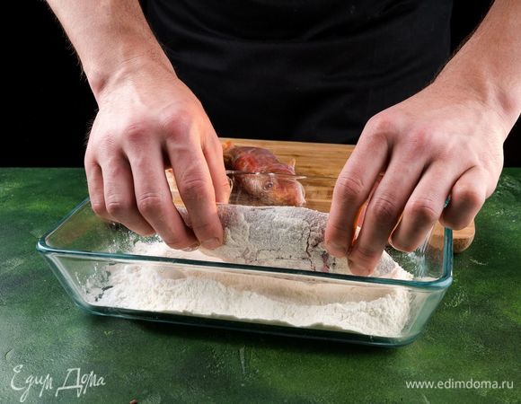 Муку смешать с крахмалом, солью и перцем. Обвалять рыбу.