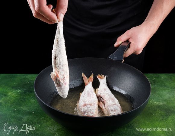 Жарить на сковороде в раскаленном растительном масле с двух сторон до золотистой корочки.