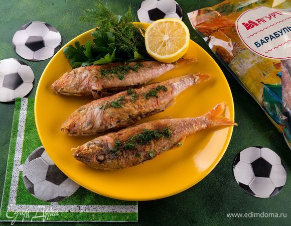 Готовую рыбку выложить на блюдо, еще раз посыпать черным перцем (свежим — прямо из мельницы!), подавать с зеленью и лимоном. Приятного аппетита! И отличного матча!