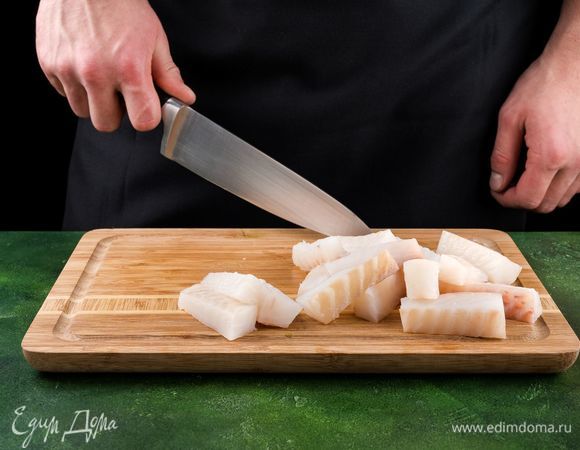 Разморозьте филе трески. Обрежьте с филе очень тонкие края. Разрежьте филе сначала пополам вдоль, а потом на одинаковые полоски толщиной 2,5 см. Насыпьте в одну глубокую тарелку муку, посолите и поперчите. В другую насыпьте панировочные сухари. В третью тарелку разбейте яйца и взбейте их до однородности с щепоткой соли.