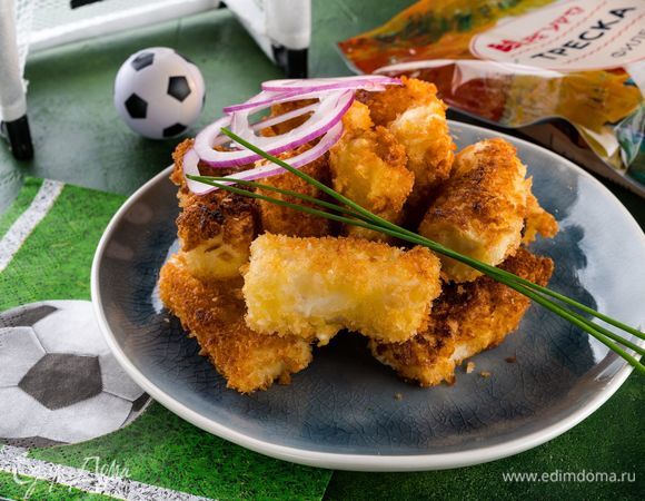 Накройте рыбные палочки фольгой и поставьте в холодильник минимум на 30 мин. Разогрейте в широкой сковороде масло. Положите палочки на расстоянии друг от друга и жарьте 2–3 мин. Аккуратно переверните и готовьте еще 2 мин. Переложите на бумажные полотенца, чтобы удалить лишний жир. Подаем к столу отличную закуску! И пусть победит любимая команда!
