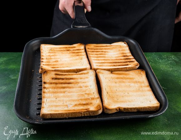 Хлеб поджариваем на смазанной маслом сковороде.