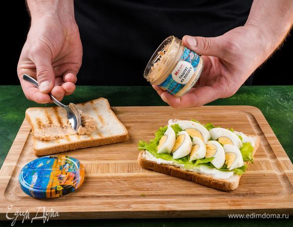 Первый кусок хлеба намазываем сливочным сыром, кладем сверху салат, яйцо. Второй кусок намазываем паштетом.