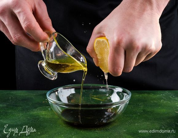 Отдельно смешать для маринада оливковое масло, соевый соус и лимонный сок.
