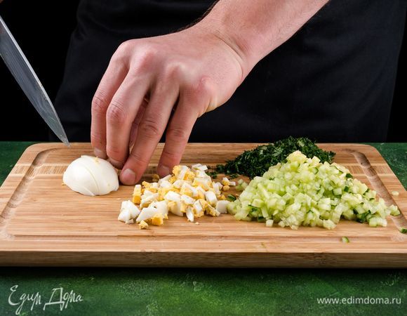 Яйца сварить вкрутую. Огурцы, яйца и зелень мелко нарезать.