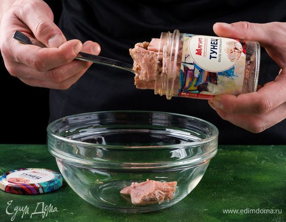 Консервированный тунец отжать от жидкости и размять вилкой.