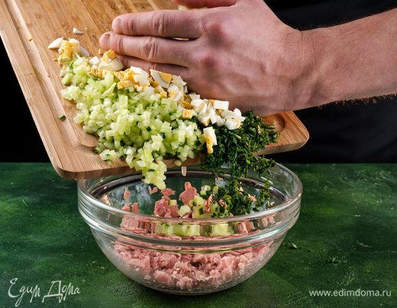 Смешать измельченные ингредиенты с рыбой.