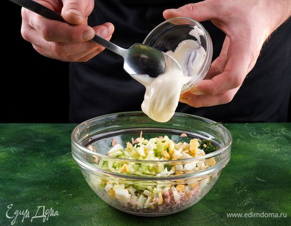 Посолить, поперчить по вкусу, добавить 1 ст. л. майонеза (по желанию). Аккуратно перемешать.