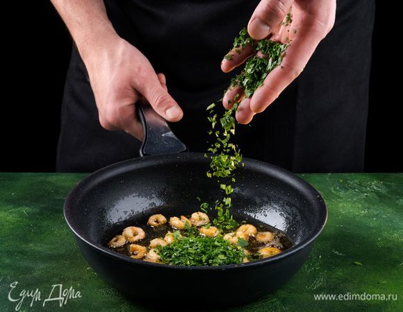 Добавьте к креветкам мелко нарубленную петрушку. Аккуратно перемешайте.