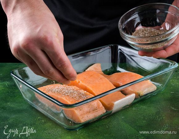 Филе лосося натереть смесью соли, сахара и кориандра со всех сторон.