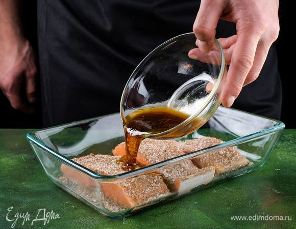 Затем положить филе в посуду, в которой он будет мариноваться, залить маринадом. При желании добавить мелконарезанный укроп, несколько раз перевернуть филе и убрать в холодильник на 1 сутки.