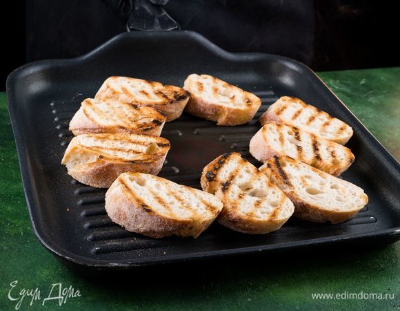 Подсушить брускетты в духовке или на сухой сковороде.