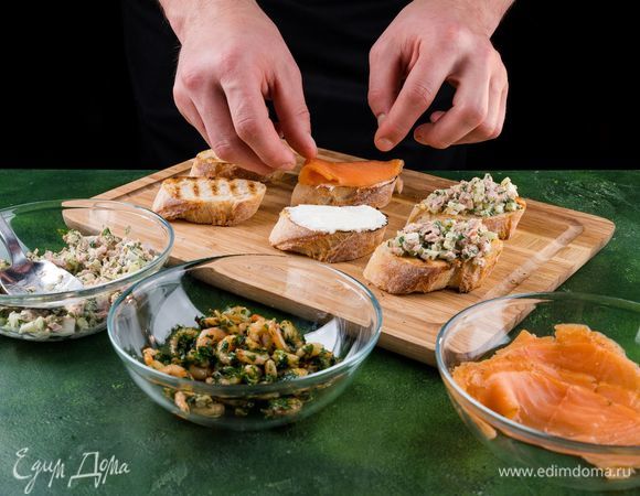 Намазать брускетты сливочным сыром. Выложить на брускетты маринованный лосось.