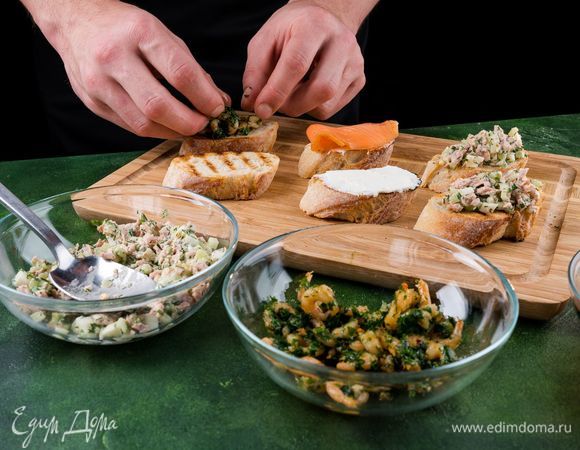 Выложить на брускетты креветки, сбрызнуть лимонным соком.