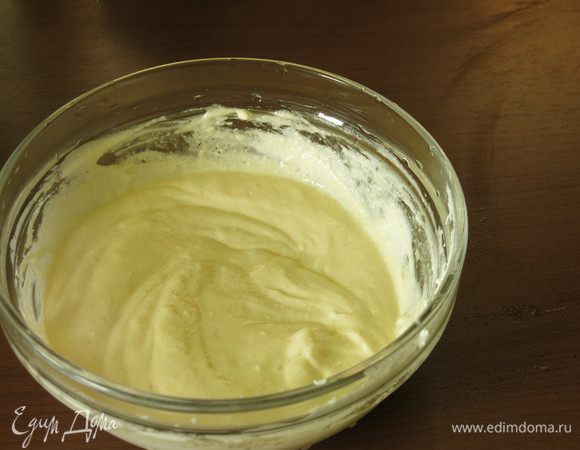 Соединяем сыр и сахар, вбиваем яйцо, смешиваем и ставим в морозильник.