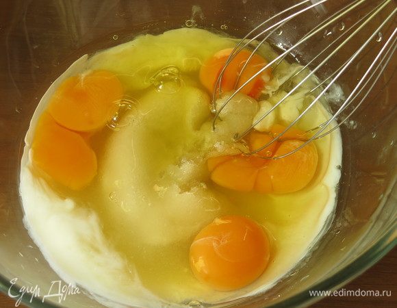 Соединяем сахар, яйца, йогурт.