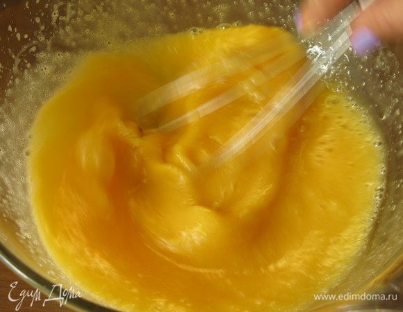 Смешиваем с помощью венчика.