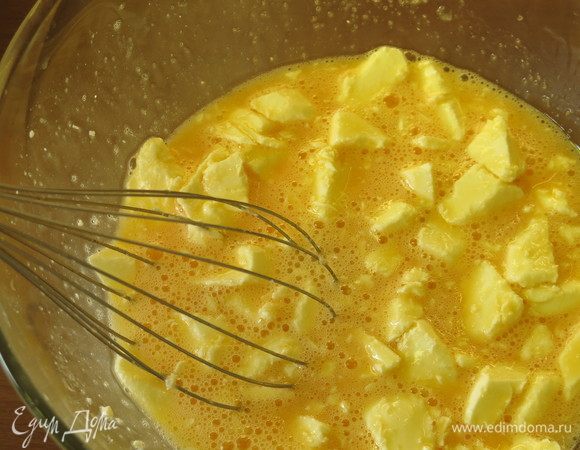 Вводим кусочками мягкое масло.