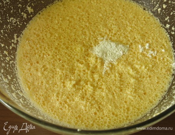 Добавляем разрыхлитель, экстракт или эссенцию ванили.