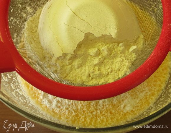 Просеиваем пшеничную муку.