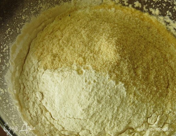 Вводим 50 г миндальной муки.