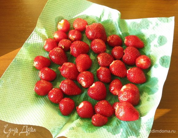 Клубнику промываем и просушиваем.