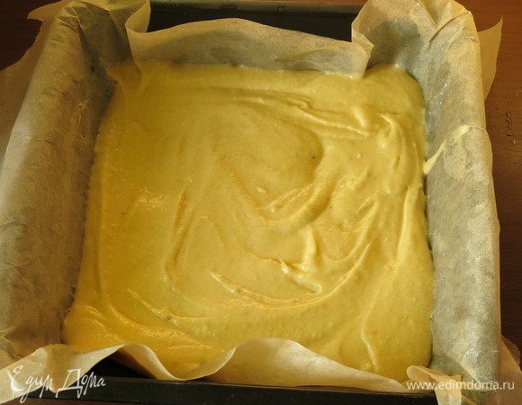 В форму выкладываем половину теста. В исходном рецепте форма 23 см диаметром, у меня квадратная — 20 см.