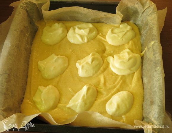 Достаем сыр и чайной ложкой кладем шарики рикотты на тесто.