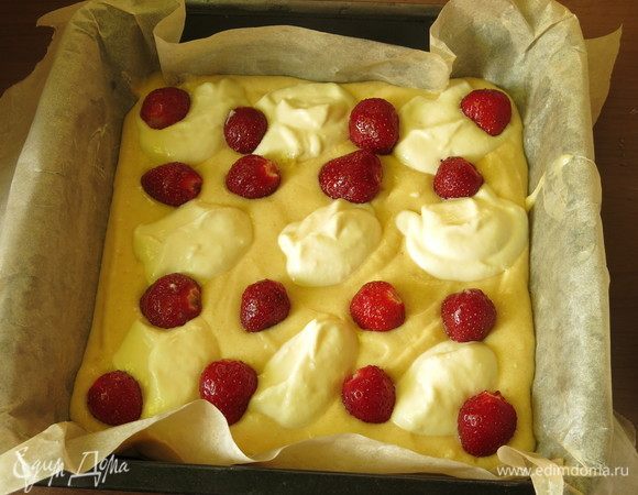 Между сыром кладем клубнику.