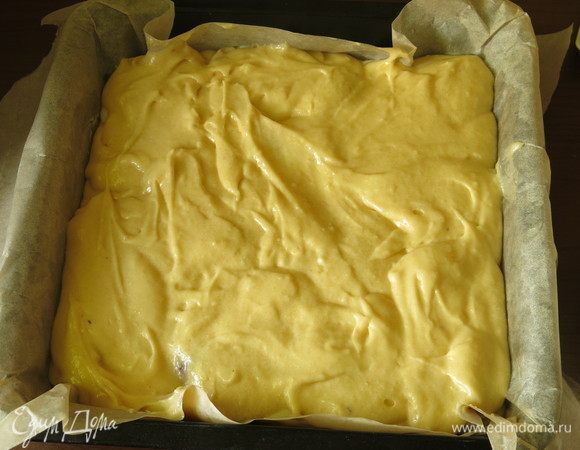 Заливаем аккуратно остатками теста.