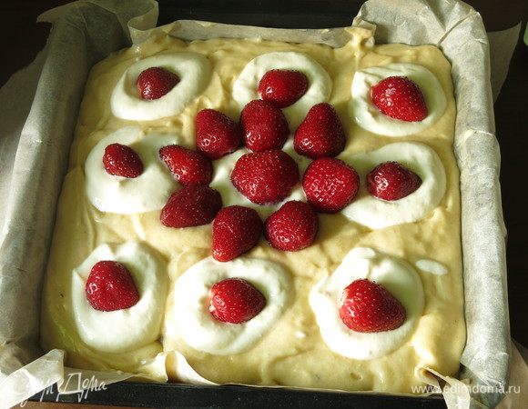 Сверху — клубнику.