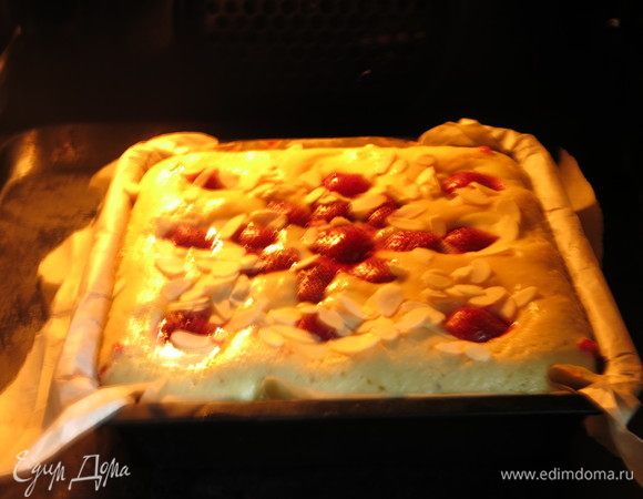 Выпекаем 50–60 минут при 180°C. Через 30 минут после запекания посыпаем лепестками. Можно посыпать миндалем и сразу же (так предлагалось в исходном рецепте), но мне захотелось сохранить цвет лепестков.