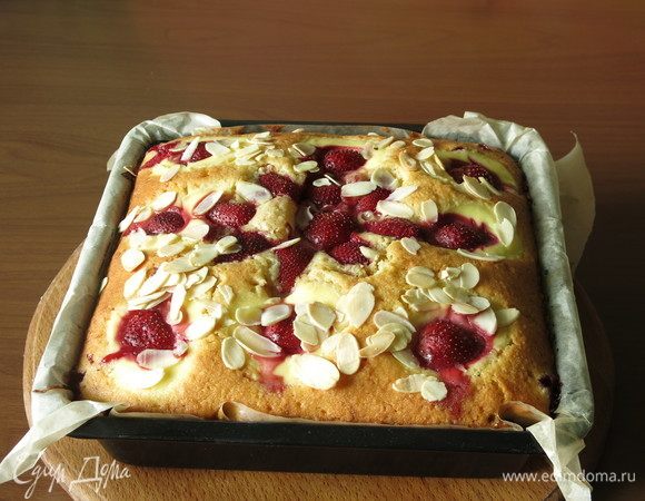 Достаем и даем остыть пирогу в форме.