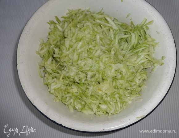 Кабачки вымыть, обсушить, натереть на крупной терке. Посолить и дать постоять 15–20 мин.