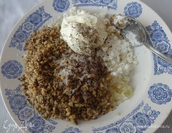 В творог всыпать орехи, добавить сметану, чеснок, соль, перец, перемешать до однородного состояния.